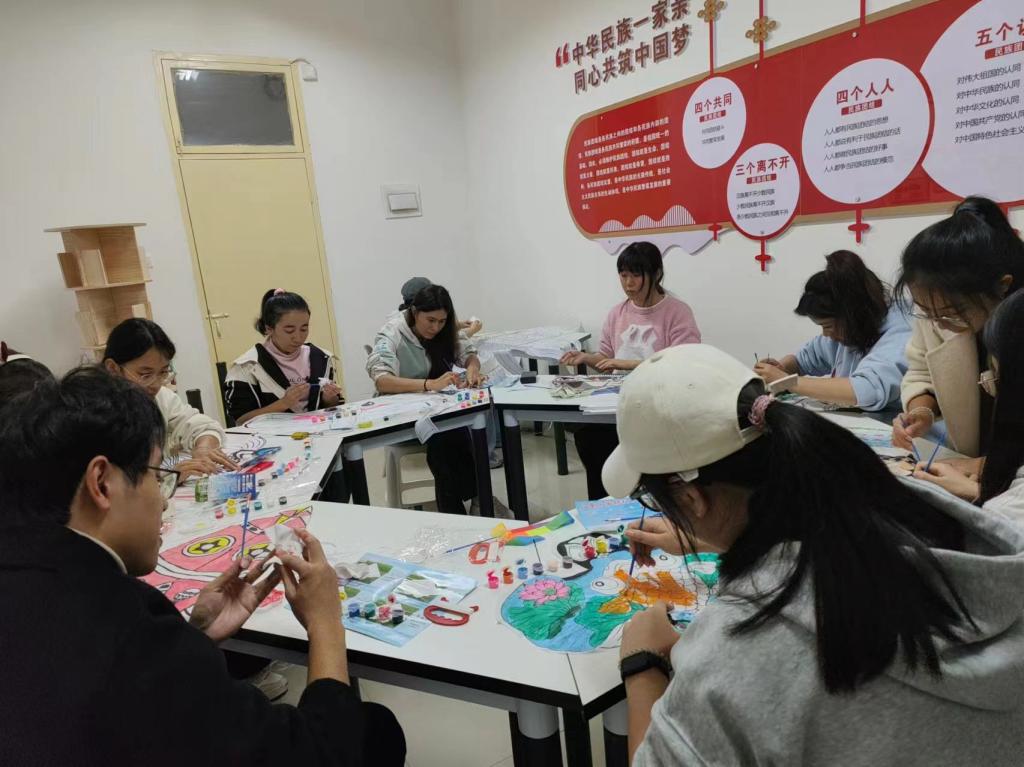紙鳶舞晴空，藝術潤社區——我?！耙徽臼健睂W生社區成功舉辦紙鳶藝術體驗活動